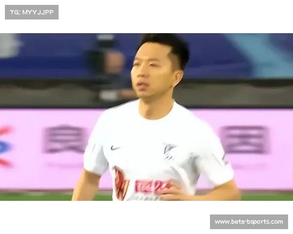 大连英博温姓小将左路成防守漏洞，申花多次从该侧突破制造威胁